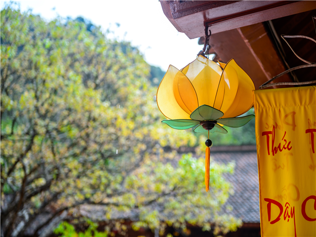 ☞ 옌뜨 국립공원은 10여 개의 사찰과 수백 개의 사리탑이 곳곳에 있는 베트남의 오랜 전통을 지닌 성지입니다. 