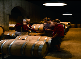 나이아가라 폭포 인근에 위치한 지역인 나이아가라 온 더 레이크는 최고급의 포도주를 생산하는 와이너리들이 있습니다. 와인으로 유명한 캐나다 와인 농장을 방문해 직접 시음과 구입도 할 수 있습니다.