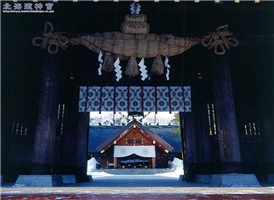 삿포로 중심에 위치하고 있는 북해도 신궁은 북해도의 독특한 건축양식을 그대로 살린 신궁이다. 일본의 정통적인 신궁을 볼 수 있다
