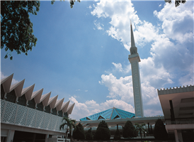 페르다나 보태니컬 가든 옆, 13에이커에 달하는 부지에 서 있는 국립 모스크는 말레이시아 이슬람의 상징적인 건물이다.
국립 모스크는 말레이시아인들의 정신적 지주 역할을 하는 국립 회교 사원으로, 전통적인 회교 예술이나 서예 장식 등을 우아하게 표현한 독특한 디자인이 돋보인다. 
멀리서도 눈에 확 띄는 이 건축물은 우산을 여러 번 접은 것 같은 모양을 하고 있는데 말레이시아 독립정신을 나타내는 심벌로 유명하다. 
파란하늘을 배경으로 서 있는 73m 높이의 회교 사원의 탑은 쿠알라 룸푸르의 대표적인 상징물 가운데 하나이다.
말레이 건축 양식이면서도 이슬람 전통을 현대적으로 표현한 디자인으로 평가 받으며, 특히 우산을 반쯤 편 듯 주름 잡힌 초록색 지붕 디자인이 인상적이다.
계단 입구에서 신발을 벗고 방문객용 보라색 가운을 걸친 후 내부에 들어가 볼 수 있으며, 웅장한 계단과 독특한 문양이 새겨진 벽, 의자 없이 바닥에 앉는 형태의 큰 원형 기도실 등이 특별한 공간에 들어와 있다는 느낌을 준다.
