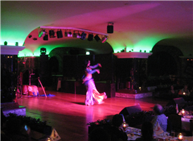 카파도키아 동굴극장에서  메블라나 종파의 종교적인 색채를 띈 세마춤, 터키의 각종 민속 
공연과 더불어 밸리댄스를 관람하실 수 있습니다. (※ 밸리댄스 옵션은 간단한 주류가 제공됩니다. )