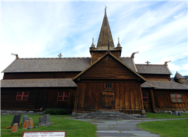 스타브 교회(LOM STAVE CHURCH)는 12세기에 건축된 오랜 역사와 전통을 자랑하는 교회입니다. 
북유럽의 전통적인 건축양식인 스타브 양식(목조건축양식)으로 건축이 되었으며, 17세기에 증축이 되어 현재의 모습을 갖추게 되었습니다. 교회 내부에는 17~18세기에 그려진 종교화를 감상할 수 있으며, 대부분 이지역의 예술가였던 에거트 뭉크(Eggert Munch)의 작품들입니다.