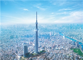 도쿄 스카이 트리는 2008년 부터 착공이 시작되어 5,000억엔의 예산이 두차된 대규모 디지털 방송 송신탑으로 높이 634미터의 세계 최고의 타워로 기네스 북에 등제되어 있다. 송신탑의 기능 뿐아니라 쇼핑몰, 수족관 등의 다양한 복함 엔터테이먼트로서의 기능을 하고 있다. 
