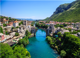 인구 약 8만명의 모스타르는 세르보크로아티아어로 ‘오래된 다리’라는 뜻으로, 헤르체고비나의 수도였으며, 아드리아해로 흘러드는 네레트바 강 연안에 위치하고 있다. 중세의 건축물이 많으며, 로마 시대의 성, 1556년에 건설된 다리, 터키령 시대의 이슬람교 사원 등이 유명하며, 1878년에서 1918년까지의 오스트리아 지배 때는 세르비아 애국운동의 중심지가 되기도 했다.