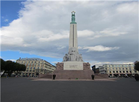 구 시가지가 시작하는 광장 가운데 세개의 별을 들고 서 있는 파란 여인은 라트비아 자유의 여신상이다. 여신상이 들고 있는 3개의 별은 라트비아 지역을 상징하는데 현재는 4개의 지역으로 나뉘어 있다. 동상 하단에 조각되어 있는 장면은 라트비아 민족의 대 서사시 리츠플레시스에 나오는 장면이며, 매 시 정각 마다 이 동상 앞에서 군인들이 교대식을 거행한다. 동상앞에 있는 시계탑은 리가 시민들의 약속 장소로 애용되고 있다. 국민들의 성금을 모아 완성된 이 동상은 라트비아 자유와 독립을 위한 투쟁의 상징이다. 