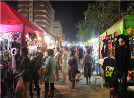 서민들의 삶을 볼 수 있는 파타야 최대의 주말 야시장입니다.
야시장 문화 및 먹거리를 체험하면서 화려한 파타야의 밤을 즐겨보세요~
