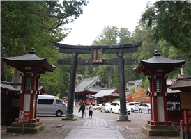 일본 도치기현 닛코에 있는 신사(神社)이다. 우쓰노미야<宇都宮市> 후타라산신사과 구별하기 위해 소재지 이름을 앞에 붙여 '닛코후타라산신사'라고도 부른다.

790년에 쇼도쇼닌<勝道上人>이 다이야강 북안에 건립한 시혼류지<四本龍寺>옆에 후타라산의 신을 모시는 혼구신사<本宮神社>를 세운 것이 신사의 기원이다. 그후 다이야강의 범람을 피하여 현재의 위치로 옮겼다. '닛코 사당과 사원'으로서 유네스코 지정 세계유산으로 등록되어 있다. 등록 건조물은 23개 동이다.

