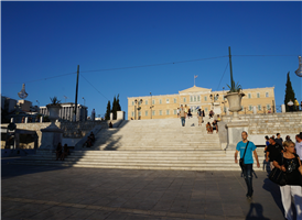 그리스 아테네의 중심부에 있는 광장이다. 1844년 그리스 왕국의 헌법이 여기서 반포되었다. 신타그마는 그리스어로 헌법을 의미한다. 지금도 국회의사당이 광장에 접해 있으며, 이 광장의 동쪽에는 무명 용사의 비가 있다. 그 밖에도 관공서와 상업 시설이 많다.