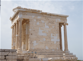   아테나 여신을 모시던 신전으로 그리스 아테네의 아크로폴리스에 위치하고있다. 지혜의 여신 아테나는 "아테나 니케"(Athena Nike)라는 이름으로 숭배되었고 니케는 그리스어로 "승리"를 의미한다. . 아크로폴리스 초기의 이오니아 양식으로 아크로폴리스의 정문 오른쪽의 가파른 용마루 성보의 남서쪽에 위치하고 있었다. 18세기 요새를 지을 석재를 구하려는 터키인들에 의해 허물어졌지만 후에 파괴된 요새에서 돌을 다시 가져와 복구했다.
