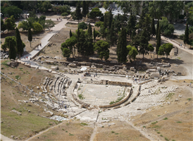  아크로폴리스 남쪽에 위치하고 있는  있는 디오니소스 극장은 현재 그 모습이 유적으로만 남아있다. 초기에는 기원전 6세기 때 지어진 고대 아테네의 극장으로서 드라마 예술의 근원지였다, 후에 소실되었는데 예술가이자 집정관인 리코우르고스(Lykourgos)가 로마시대 때 복구하였다. 이후에는 검투장으로 사용하였는데, 오늘날에도 그 흔적을 찾아볼 수 있다. 현재는 이곳에서 매년 디오니소스 축제가 펼쳐지고 있다.