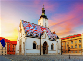 13세기에 지어진 성 마르코 성당은 크로아티아의 수도 자그레브(Zagreb)에서 가장 오래된 구역인 그라데츠(Gradec) 구역의 중심부에 위치하고 있다. 빨강, 파랑, 흰색의 아름다운 체크무늬 바탕의 지붕으로 유명한 성 마르코 성당은 자그레브를 대표하는 건물 중의 하나로서 지붕의 왼쪽에는 크로아티아 문장이, 오른쪽에는 자그레브 시 문장이 모자이크로 장식되어 있다.
