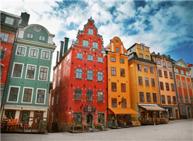 오래된 건물이 즐비한 구시가지이며,스톡홀름을 다녀온 많은 사람들이 가장 인상깊은 곳으로 꼽는 곳이 감라스탄 지구이다.구불구불 이어진 골목 사이를 돌아다니다 보면 마치 16세기 유럽의 어느 마을 속으로 들어간 듯 착각이 인다.