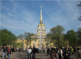 네프스키 대로(Nevsky Prospekt)에 위치한다. 러시아 고전주의 양식을 대표하는 건물이다. 1718년 12월 12일에 표트르 대제가 창설한 러시아 해군의 본부로 이용되었다. 1806~1823년에 안그레얀 자카로프(Andreyan Zakharov)의 설계에 따라 건립되었다. 작은 배 모양을 하고 있는 황금빛 풍향계가 꼭대기에 달린 화려한 금빛 첨탑은 상트페테르부르크의 상징이다.
