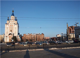 하바롭스크의 중심을 가로지르는 무라비요프 아무르스키 거리의 한쪽 끝에 위치하고 있으며 다른 한쪽 끝에는 레닌 광장이 자리하고 있다. 콤소몰스카야 광장(Komsomol'skaya Square)이라고도 한다. 1917년 혁명 이전에는 이곳에 우스펜스키(Uspensky) 성당이 있어서 성당광장(Cathedral Square)이라고 불리다가 혁명 이후 소비에트 정부가 성당을 무너뜨리고 광장의 이름을 지금의 이름으로 바꾸었다.

2001년 원래 자리에 다시 성당이 지어지면서 옛 이름으로도 불린다. 광장 가운데에는 시민 용사들의 참전을 기리기 위한 오벨리스크 동상이 세워져 있다. 하바롭스크 시민들이 즐겨 찾는 대표적인 휴식 공간이고 관광객들도 많이 찾아온다. 