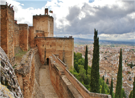 알카사바(alcazaba)는 성 또는 요새화된 구내를 뜻하는 아랍어가 스페인어로 변형되는 과정에서 형성된 말로 알함브라 궁전을 방위하는 요새 부분 외에 말라가, 아르메니아, 메리다 등에 형성되어 있다. 알함브라 알카사바는서쪽편 평야지대를 향해서 세워져 있는데 지금은 성벽과 몇 몇 탑들만 남아 있다. 스페인에 남아 있는 아랍의 성채로는 궁전을 둘러싼 성채인 알카사르와 읍성을 이루고 있던 성곽은 많이 남아 있는데, 요새의 형태로 세워진 알카사바(alcazaba)는 많이 남아 있지 않는 것으로 보인다.  스페인을 지배했던 아랍의 통치자들과 스페인간의 전쟁에서 이 곳 그라나다 요새는 함락되지 않지 않았다. 전쟁 당사자들이 협상을 통해서 이 곳을 안전하게 떠났다고 한다. 이는 알카사바 성채가 얼마나 튼튼했는지 잘 보여주는 사례라고 할 수 있을 것이다.
