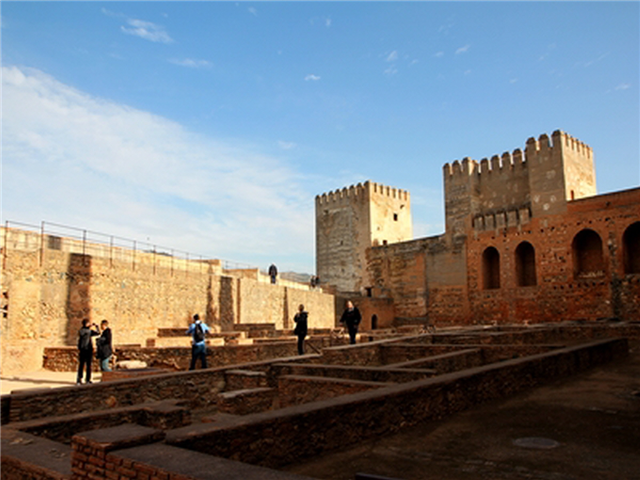 알카사바(alcazaba)는 성 또는 요새화된 구내를 뜻하는 아랍어가 스페인어로 변형되는 과정에서 형성된 말로 알함브라 궁전을 방위하는 요새 부분 외에 말라가, 아르메니아, 메리다 등에 형성되어 있다. 알함브라 알카사바는서쪽편 평야지대를 향해서 세워져 있는데 지금은 성벽과 몇 몇 탑들만 남아 있다. 스페인에 남아 있는 아랍의 성채로는 궁전을 둘러싼 성채인 알카사르와 읍성을 이루고 있던 성곽은 많이 남아 있는데, 요새의 형태로 세워진 알카사바(alcazaba)는 많이 남아 있지 않는 것으로 보인다.  스페인을 지배했던 아랍의 통치자들과 스페인간의 전쟁에서 이 곳 그라나다 요새는 함락되지 않지 않았다. 전쟁 당사자들이 협상을 통해서 이 곳을 안전하게 떠났다고 한다. 이는 알카사바 성채가 얼마나 튼튼했는지 잘 보여주는 사례라고 할 수 있을 것이다.

※ 알함브라 궁은 유네스코 문화재 보호로 입장 수가 제한되어 입장이 불가능 할 경우 궁전내 일부 또는 타 지역의 다른입장지 (까르투하 수도원)으로 대체 될 수 있으니 이 점 양해 부탁드립니다. 
※ 알함브라 궁은 야간 또는 익일 진행 될 수 있습니다.