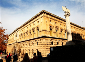 알함브라 궁전 입구에 있는 카를로스 5세의 궁전(Palacio de Carlos V)은 그라나다의 아랍 군주들이 물러난 이후에 지어진 궁전이다. 르네상스시기에 지어진 이탈라아 도시국가의 궁전 형식과 비슷한 디자인으로 지어졌다. 건물 외관은 정사각형을 하고 있으며 건물 가운데에는 32개의 기둥으로 이루어진 회랑과 원형의 중정 안마당이 있다. 중세풍의 요새인 알카사바, 아랍풍의 궁전과 정원인 나사리에스 궁전, 야외 정원인 헤네랄리페와 함께 르네상스풍의 이 궁전은 알함브라 궁전의 또다른 다양한 멋을 만들어내고 있다. 이 카를로스 5세의 궁전은 16세기에 톨레도 건축가인 Pedro Machuca가 짓기 시작한 것으로 한번도 완공된 적이 없다고 한다. 
