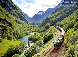 플람(Flåm) 
송네피요르드(Sognefjord)의 관광 중심지. 사람들의 집들이 계곡 여러 곳에 점점이 들어선 작은 마을입니다.
플람 레일웨이( Flåmsbana) 
1940년에 개통한 이 산악철도는 노르웨이 국립 철도 사업의 걸작이라고 일컬어집니다. 
단지 20km 길이의 이 유명한 선로는 선로 좌우에 펼쳐진 풍경이 숨막히게 아름답습니다.운행 도중, 기차는 164m 높이의 료안데포센 폭포 (Rjoandefossen waterfall) 를 통과하고,기운차게 뻗어내리는 키요스포센 폭포 (Kjosfossen waterfall) 앞에서는 승객들을 위해서 5분간 정차합니다.