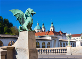 다리 양쪽 끝에 총 4개의 용으로 장식된 용의 다리는 유럽에서 가장 오래된 철근 콘크리트 다리다. 류블랴나에 용이 살았다는 전설로 인해 용은 류블랴나를 상징하는 동물이기도 하다.