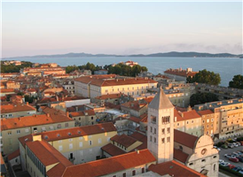 크로아티아 남부의 도시로서 아드리아 해 연안에 위치해 있다. 인구 7만 6000명의 도시로 해안은 휴양지로 유명하다. 고대 로마 시대부터 도시로서 발전, 당시의 유적이 남아 있다. 13세기의 로마네스크 양식의 교회와 9세기의 특이한 원형교회가 있다.
