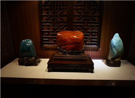 흥위 돌 박물관(기석박물관)은 안순 경제기술개발구에 위치해 있다. 중국 내에서 가장 크며, 다양한 품종과 신기한 모양의 돌, 화석들이 전시돼 있는 곳이다. 