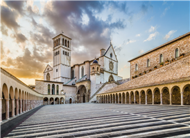 움브리오 지방 평원의 중세 도시 아씨시는 비자의 성자 성 프란체스코의 마을입니다. 한평생을 가난한 이들과 평화를 위해 기도하며 살아온 성자의 도시답게 평온한 분위기가 가득합니다. 대표적인 카톨릭 성지 순례지 중 한곳인 이 도시는 이탈리아 내에서 아름답기로 손 꼽히는 도시들 중 하나입니다. 