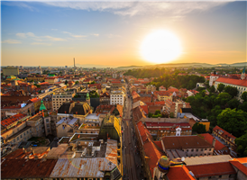자그레브는 크로아티아의 수도이자 최대 도시이다. 크로아티아 북부 내륙에 자리 잡은 전형적인 중유럽 도시로 1557년 이래 크로아티아 행정·문화의 중심지이자 수도로 기능하고 있으며, 동서양의 가교이자 최대 공업 도시로서 육상과 항공 교통의 중심지이다.