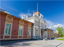 옛 열차 및 철도가 전시되어 있는 박물관으로, 에스토니아에서 현존하는 역 건물 중 가장 아름다운 건물로 손꼽힙니다. 현재는 버스 터미널과 박물관으로 이용되고 있지만, 여전히 철도 시설 및 철로 등이 남아 있어 기차역과 같은 모습을 하고 있습니다. 이 기차역은 건설 당시, 러시아의 상트페테르부르크에서 출발하는 기차가 이곳까지 운행을 하기도 하였습니다.