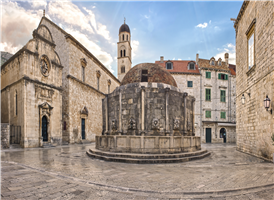  오노플리안 분수의 이름은 이탈리아 나폴리의 건축가 오노플리오의 이름에서 따왔다. 그는 1438년, 20km 밖으로부터 수로를 통해 물을 끌어와 예술성 높은 돔형 물탱크와 분수를 만들어 온 시민이 사용할 수 있도록 하였다. 이 분수는 16개의 벽면에서 물이 흘러나오도록 만들어졌으며, 현재까지도 여전히 시민들의 식수 공급원으로 사용되고 있다.