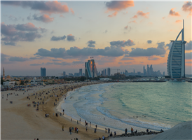  두바이 해안에 자리한 눈부신 주메이라 비치(Jumeriah Beach)는 부드러운 모래로 이루어진 백사장에서 여유를 만끽하거나 즐거운 시간을 보낼 수 있는 해변입니다. 특히 주메이라 비치는 수정같이 맑은 바닷물과 더불어 아랍에미리트 최고의 호텔과 레저 시설을 자랑합니다.
  또한, 해변에 마련된 공공장소인 주메이라 비치 파크에서 바비큐 파티를 하거나 카페 주변을 산책할 수 있으며, 해변의 고운 모래 위에 누워 느긋하게 저녁노을을 감상해봐도 좋습니다.