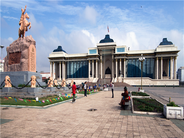 중국으로부터의 해방을 쟁취한 Damdiny Sukhbaatar를 기념하여 1921년 시내 중심지에 만들어진 광장으로 시내 중심에 자리하고 있어 관광 명소로 잘 알려져 있다. 약속과 만남의 장소로 널리 이용되고 있으며 여러가지 구경거리를 제공하는 곳이기도 하다. 



광장을 중심으로 정부종합청사, 역사 박물관, 중앙우체국, 외무부, 울란바타르호텔, 국립오페라하우스, 몽골국립대학교, 자연사박물관 등이 균형을 이루며 자리하고 있어서 시내 어디든 가고 싶은 곳이면 쉽게 갈 수가 있다.