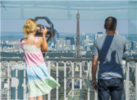 몽파르나스 타워 56층에 자리한 파노라마 전망대는 세계에서 가장 아름 다운 도시 파리를 360도 파노라마로 즐길 수 있는 전망대입니다. 유럽에서 가장 빠른 엘리베이터를 이용하여 38초만에 56층파노라마 뷰로 이동합니다. 파리 시내 전경이 한눈에 펼쳐지는 공간에서 유리 바닥을 통해 역동성 있는 시설을 경험하며 파리의 또 다른 매력을 느낄 수 있습니다. 몽파르나스 타워의 파노라마 전망대 외부 테라스는 파리의 멋진 전망을 최대한 활용하도록 설계되었습니다. 탁 트인 테라스에서 파리의 전경을 촬영할 수 있습니다.
